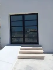 Installazione di infissi in alluminio a taglio termico ad alta efficienza energetica, progettati e montati a Copertino da Copertininfissi.