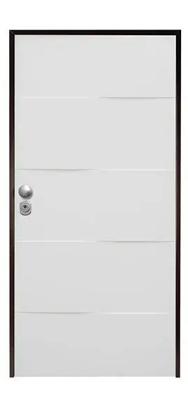 Installazione di porta blindata certificata ad alta classe anti-effrazione per la sicurezza della casa, montata a Copertino da Copertininfissi.