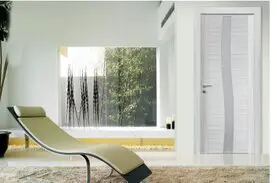 Porta interna di design moderno in finitura bianca opaca, ideale per valorizzare gli ambienti interni e l