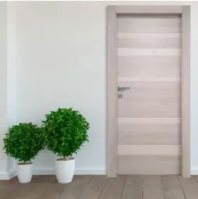 Porta interna di design moderno in finitura bianca opaca, ideale per valorizzare gli ambienti interni e l