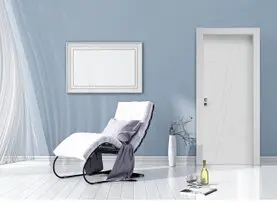 Porta interna di design moderno in finitura bianca opaca, ideale per valorizzare gli ambienti interni e l